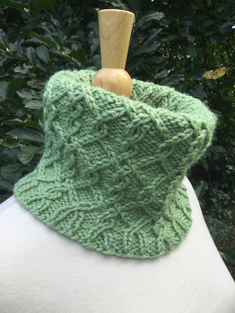 Trellis Cabled Cowl