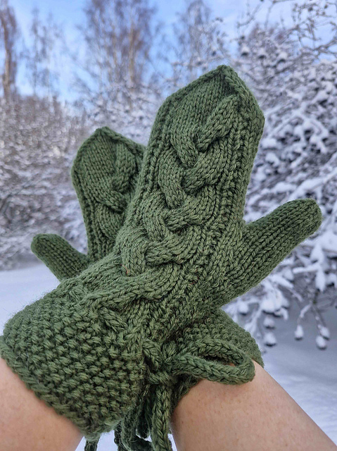 Metsässä palmikkolapaset