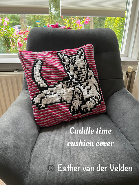 Cuddle Time cushion cover