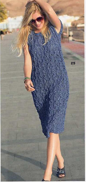 # 25 Blaues Ajourmusterkleid