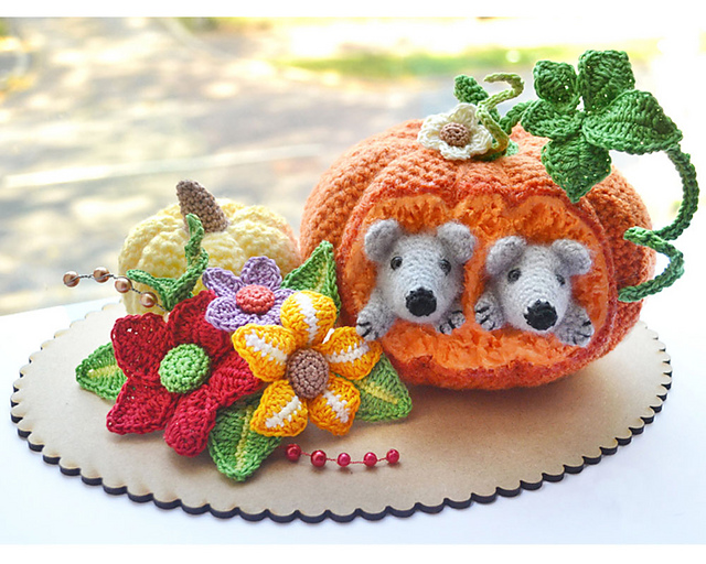 Pumpkin and mice decoration