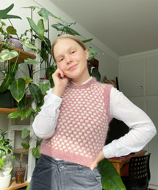 Ravelry: The Honeybee Vest pattern by Jóhanna Malen Skúladóttir