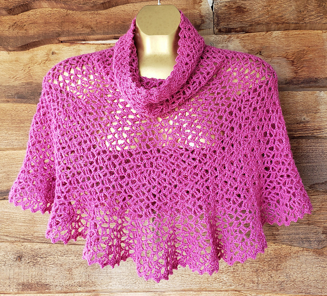Lovely Lace Ponchette