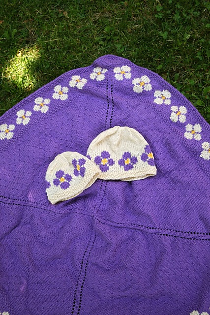 Ravelry: Daisy Chain Blanket and Pretty Posies Hat pattern by Mara Jessup
