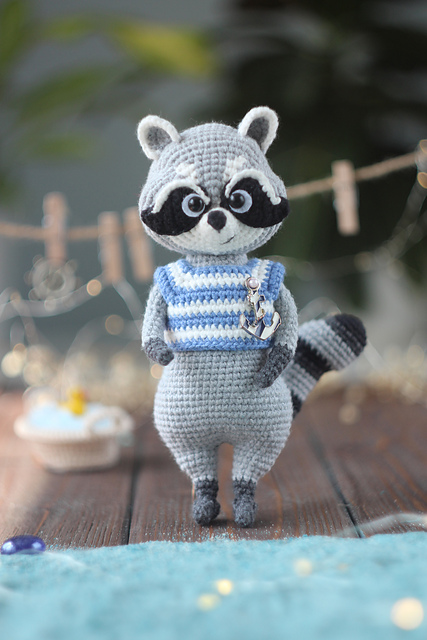 Raccoon with removable clothes