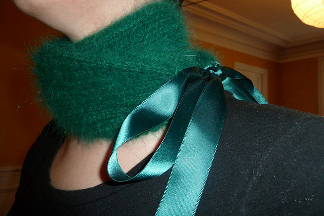 Die kleine Stola mit Satinband
