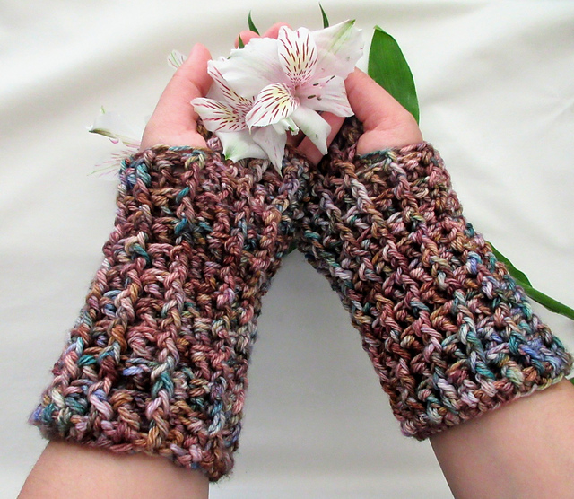 Ravelry: The Sofia Gloves pattern by Daisy Rivas