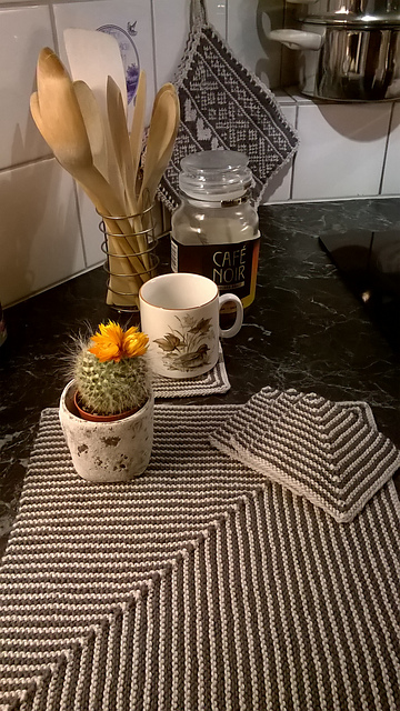 Bordbrikke og kaffebrikker i Gråtoner