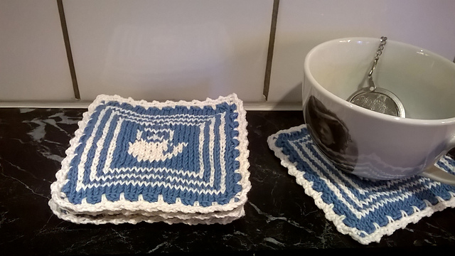 Grytelapper med kaffekjele og ruter