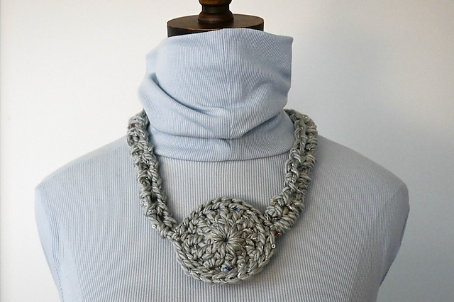 Ravelry: Disc Necklace pattern by Marie Segares