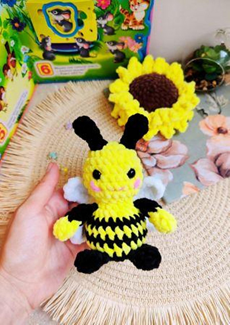 Bee and sunflower amigurumi