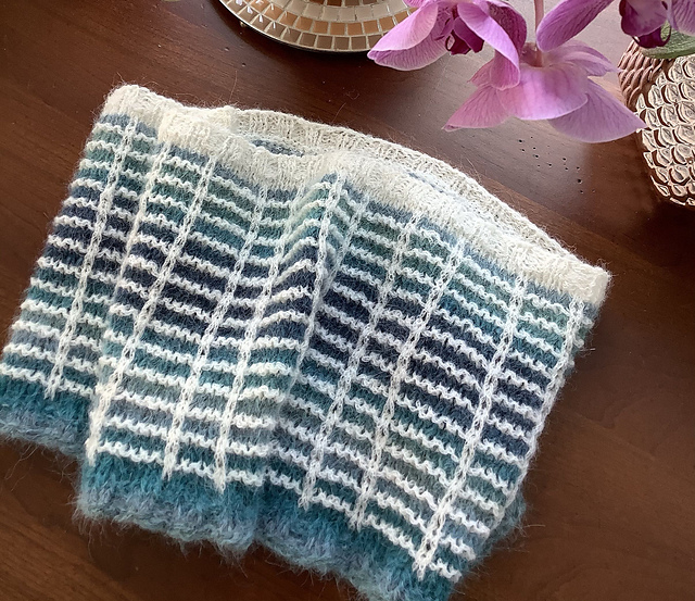 Snowflakes on Water Plaid Cowl