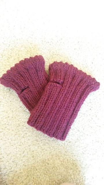 Short fingerless gloves