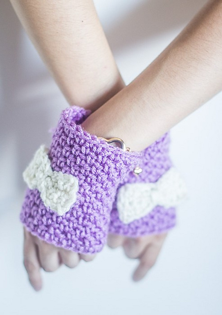 Fingerless gloves with bow