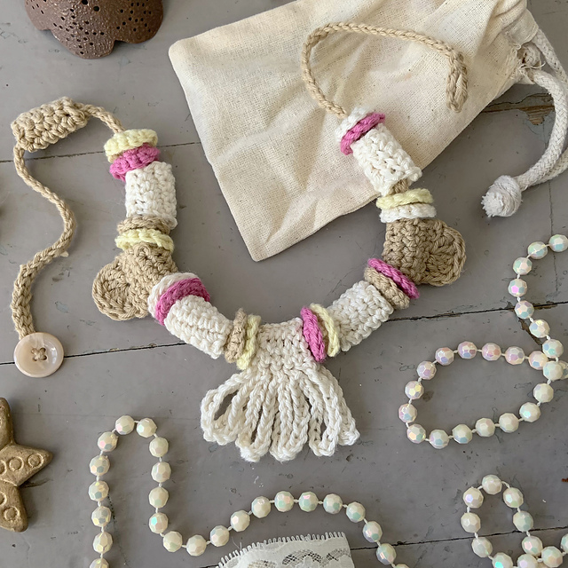 Mod Crocheted Beads Necklace