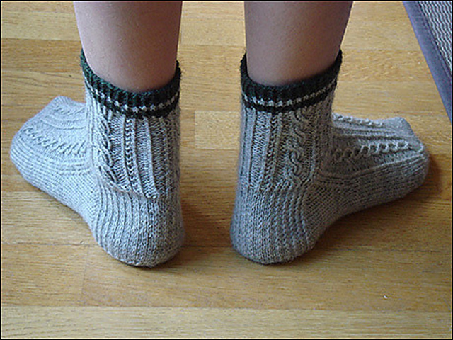 Socken mit Zopfmuster