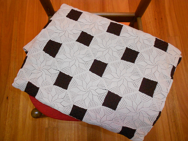 Handsome Cushion Knitted in Octagon Blocks