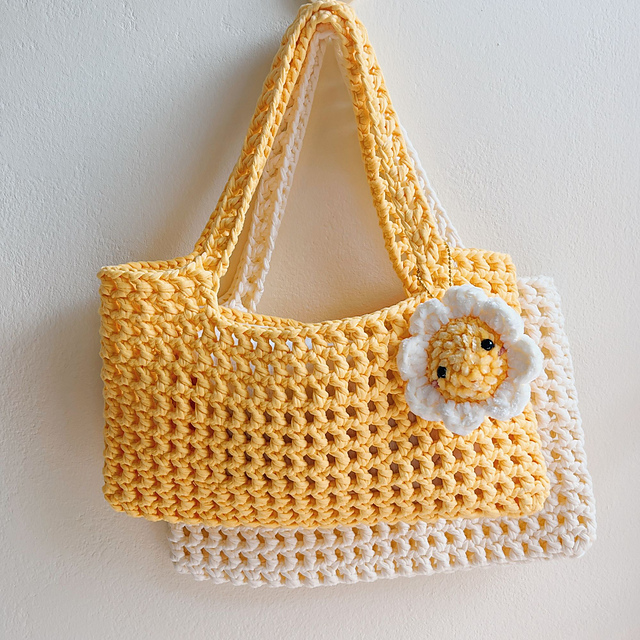 Mesh Bag with Daisy Keychain