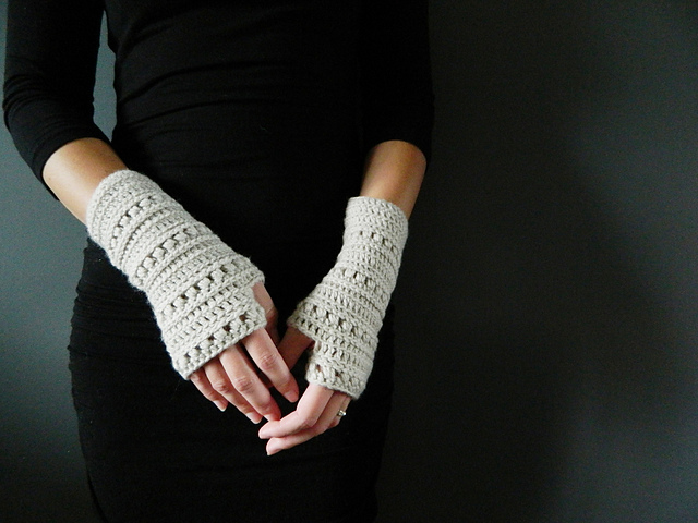 Victoriā crochet fingerless gloves