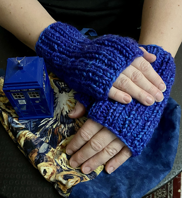 Simple Ribbed Handwarmers