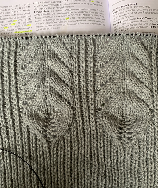 # 15 Verschlusslose Jacke mit Lochmuster