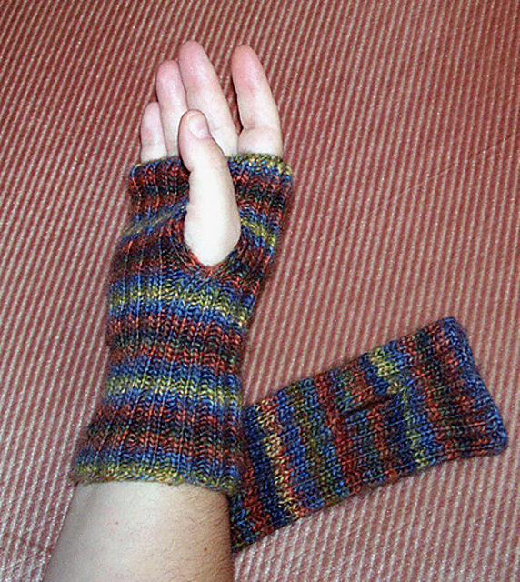 MezzoDiva's Simple Fingerless Mitts with a Twist