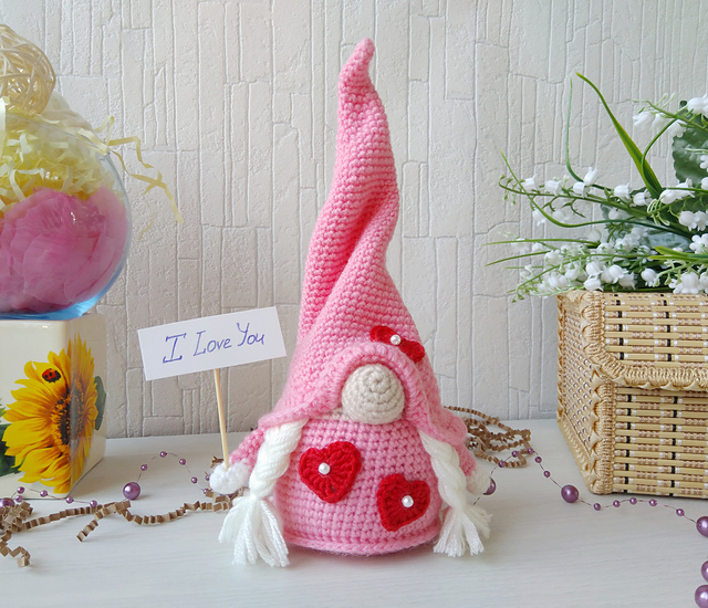 Gnome with hearts