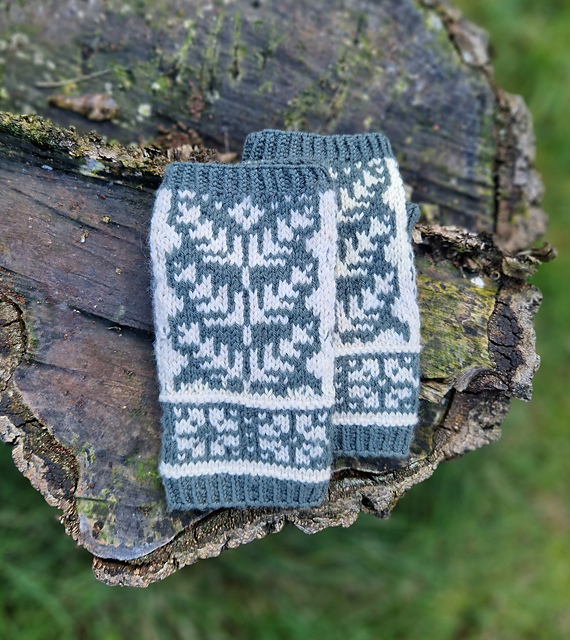 Pine tree fingerless mitts