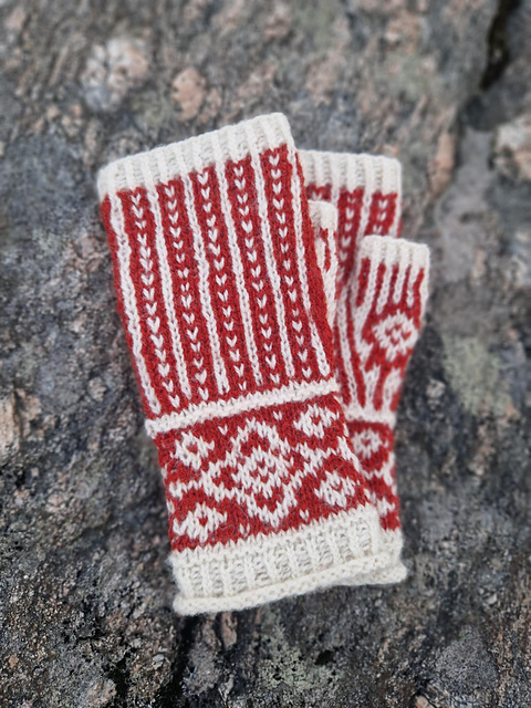 Dotty fingerless mitts