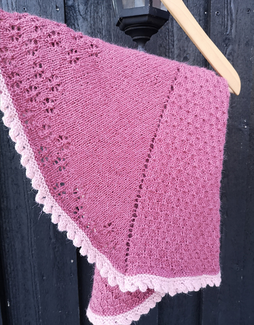 Blooming bees shawl