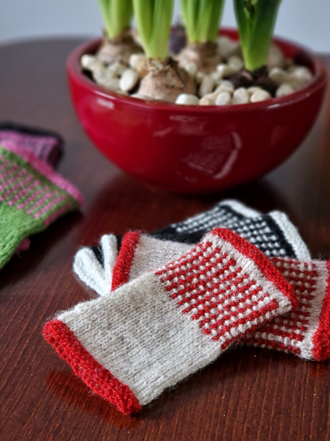 Noppa fingerless glove