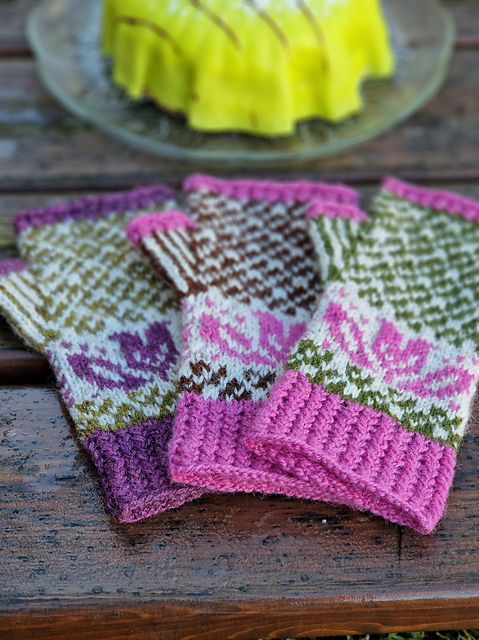 Spring tulip fingerless glove