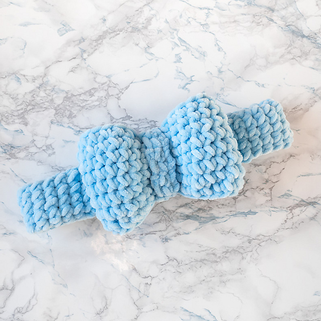 Cosmetic headband with a bow