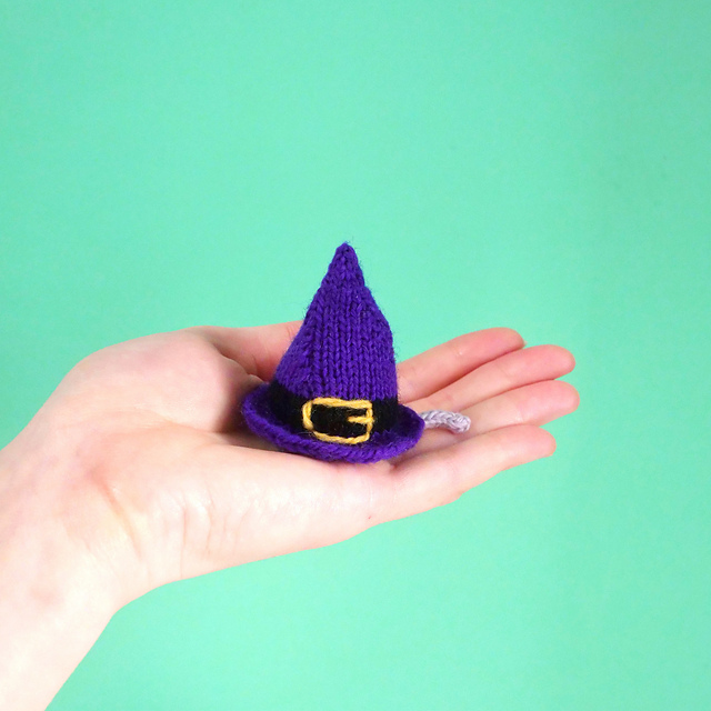 Itchy Witchy Hat Cat