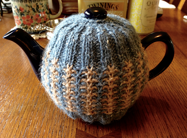 Ravelry: Tweed tea cosy pattern by Maia Perez