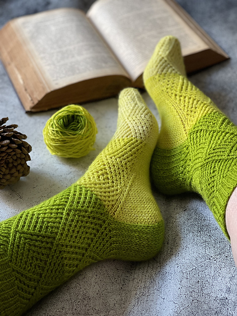 Trellis Hedge socks