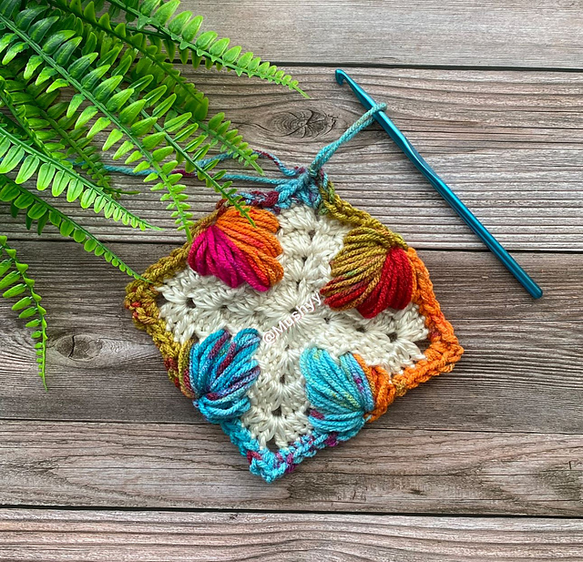 ravelry-maple-leaf-granny-square-pattern-by-mushyy