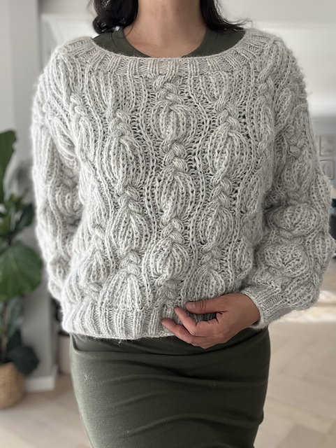 【2plan】Heyri Warmer Cable Half Polar Knit Ravelry: Fluffy Cable Sweater pattern by Marthe Øyrås