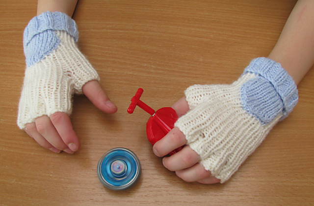 Ravelry: Mitaine Beyblade - JENGA pattern by Myriam CORBET