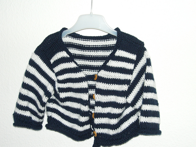 Modell 242/8 Babyjacke mit Mütze und Schühchen