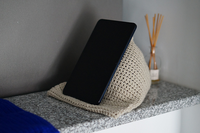 Tablet pillow stand