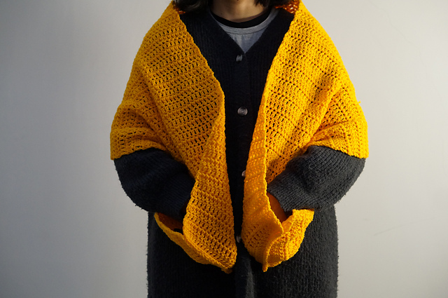 Rectangular shawl with pockets