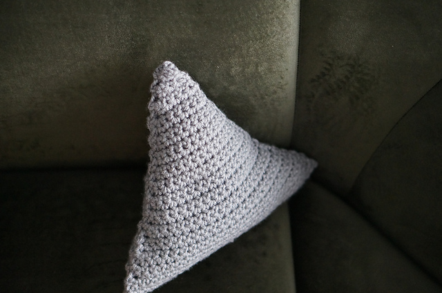 Mini triangular pillow