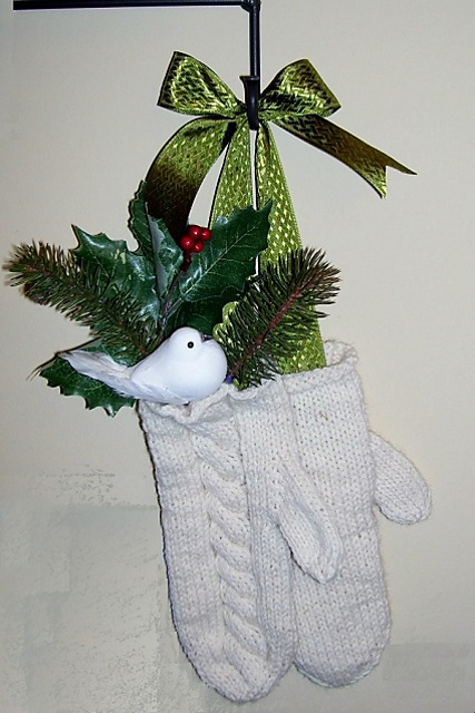 Cabled Mitten Decoration