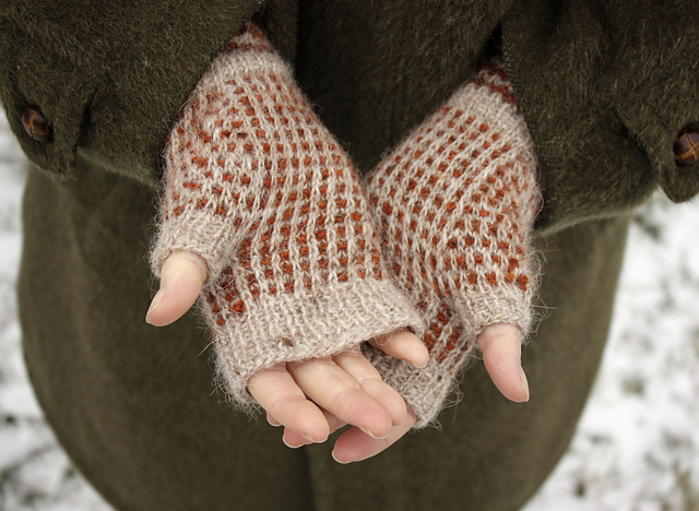 Sansa fingerless mittens