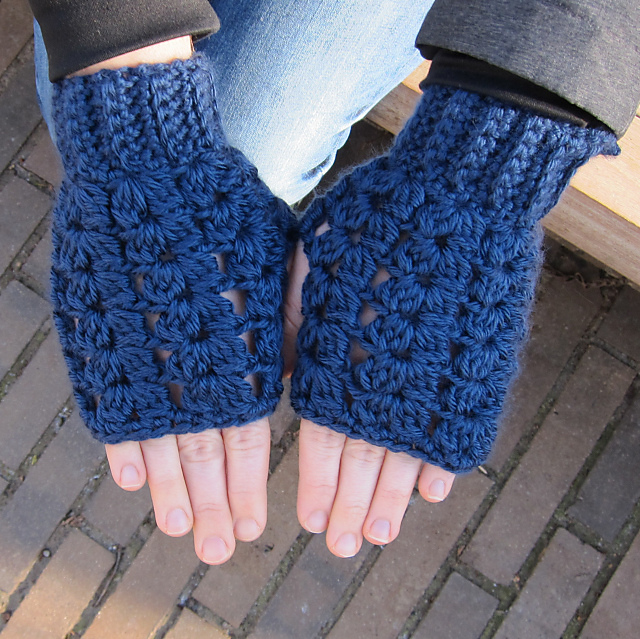 Cluster V-stitch fingerless gloves