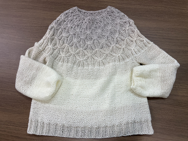 Top-down smocked pullover(トップダウンのスモッキングセーター)