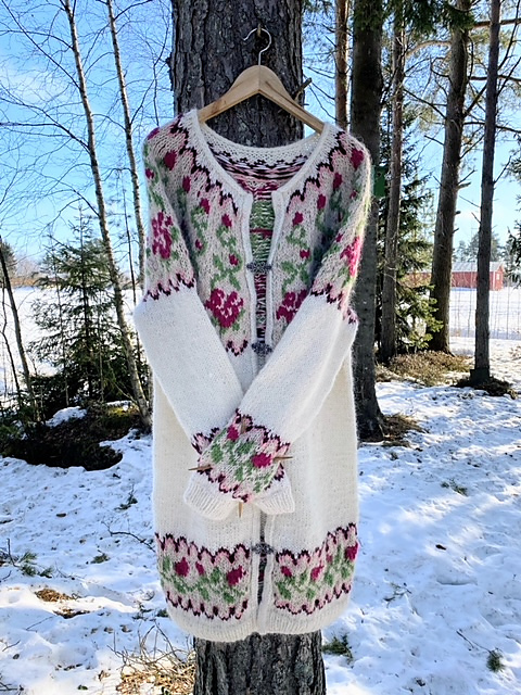 Ruususet villatakki / Roses Cardigan