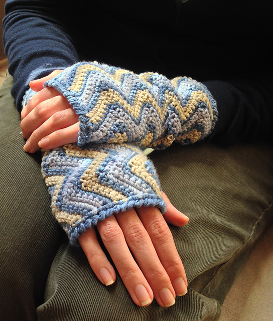 Zigzag wrist warmers