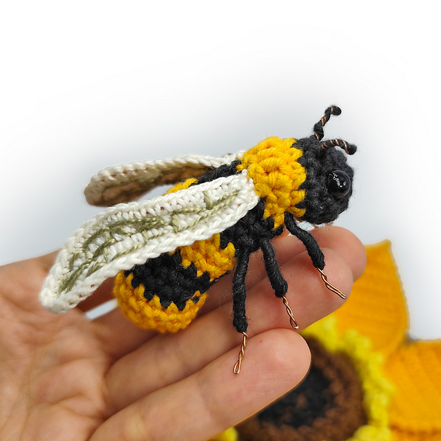Realistic Bee hair clip